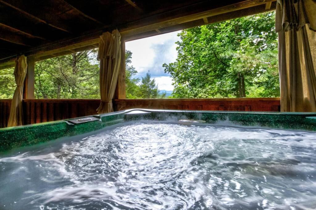 Nice View Fireplace, Hot Tub, Porch Bed, Private Sevierville Esterno foto