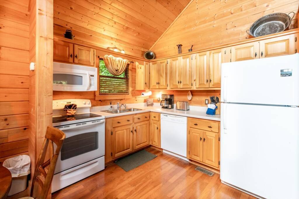 Nice View Fireplace, Hot Tub, Porch Bed, Private Sevierville Esterno foto