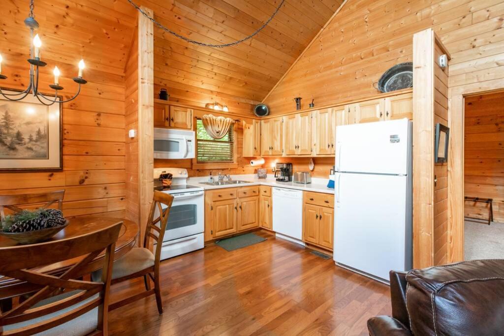 Nice View Fireplace, Hot Tub, Porch Bed, Private Sevierville Esterno foto