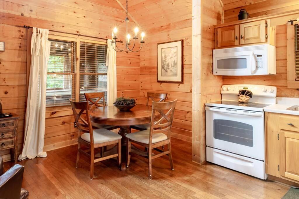 Nice View Fireplace, Hot Tub, Porch Bed, Private Sevierville Esterno foto