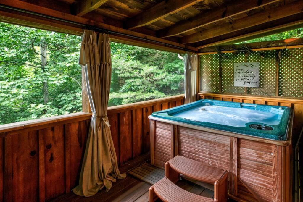 Nice View Fireplace, Hot Tub, Porch Bed, Private Sevierville Esterno foto