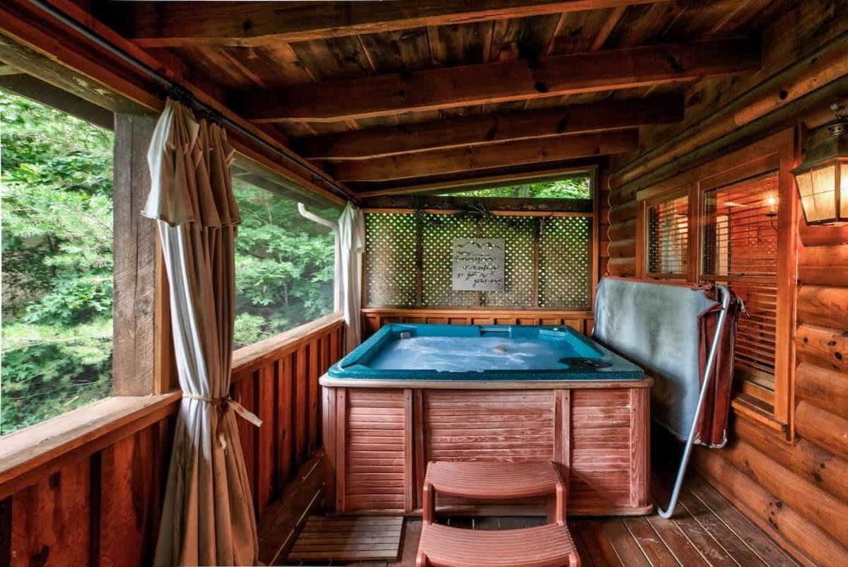Nice View Fireplace, Hot Tub, Porch Bed, Private Sevierville Esterno foto